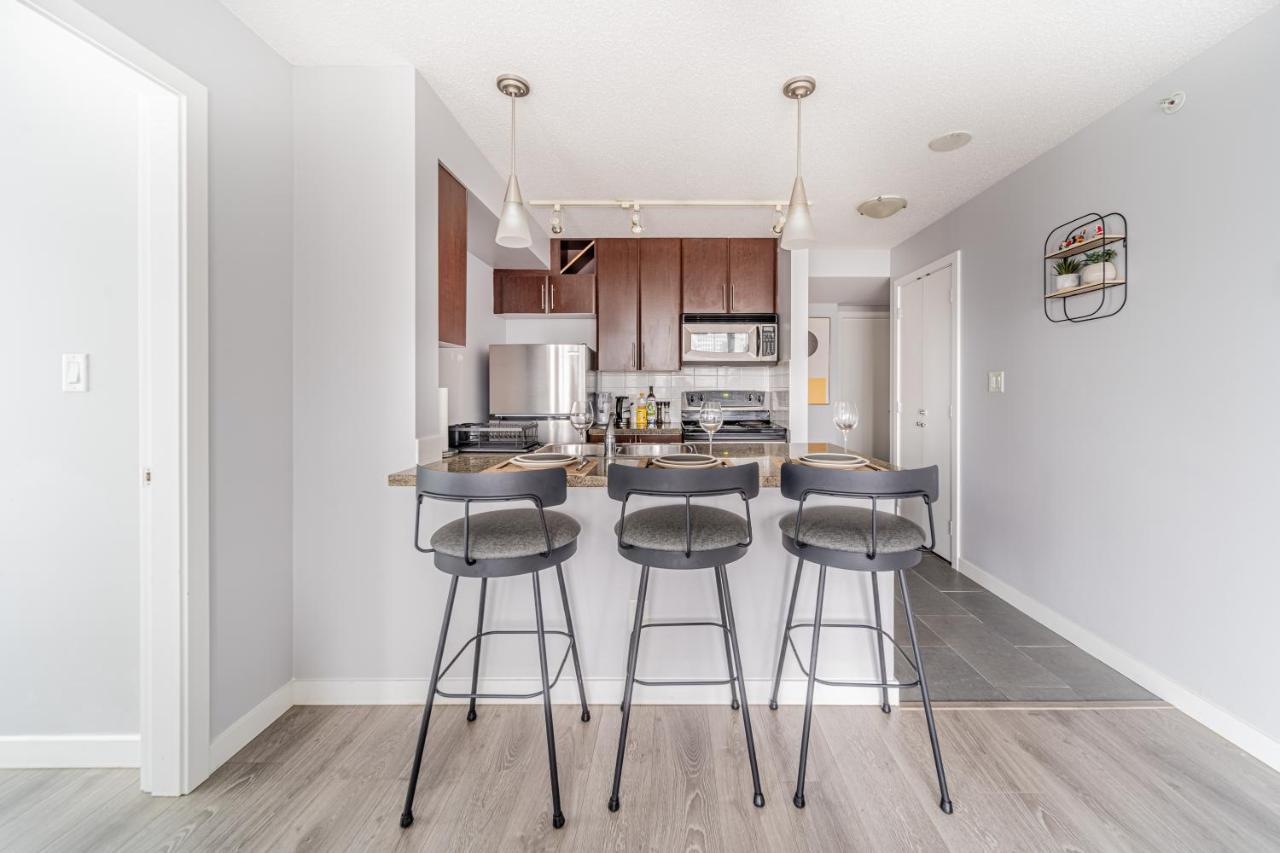 Amazing Views ! Leather Furniture ! Cozy Condo! Vancouver Exterior photo