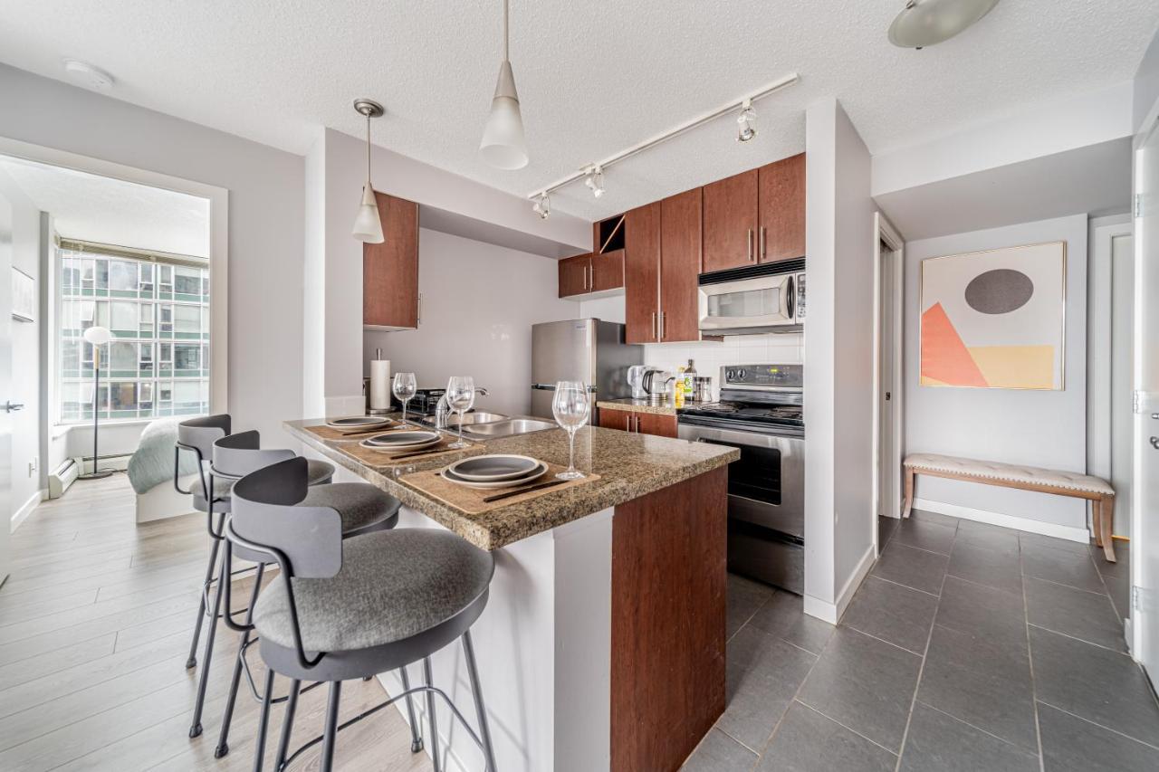 Amazing Views ! Leather Furniture ! Cozy Condo! Vancouver Exterior photo