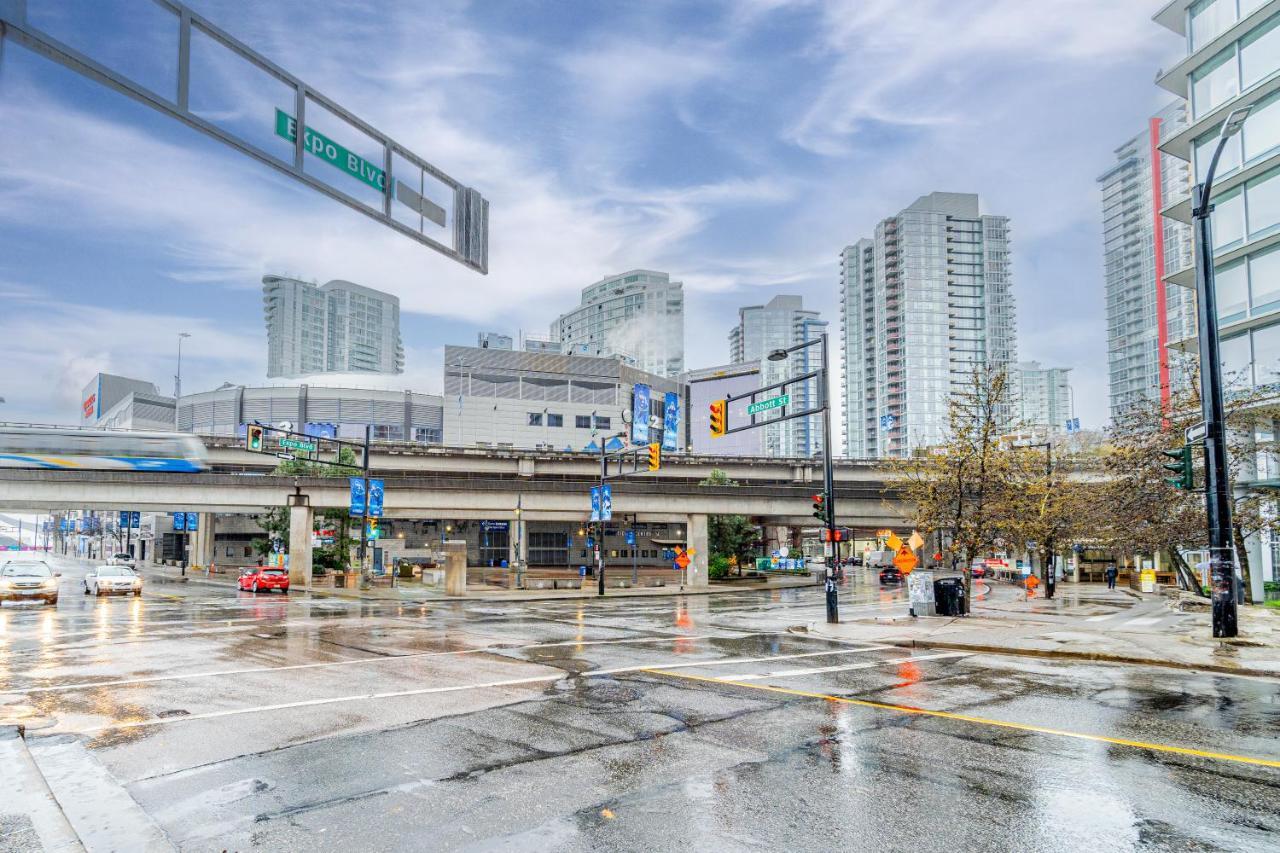 Amazing Views ! Leather Furniture ! Cozy Condo! Vancouver Exterior photo